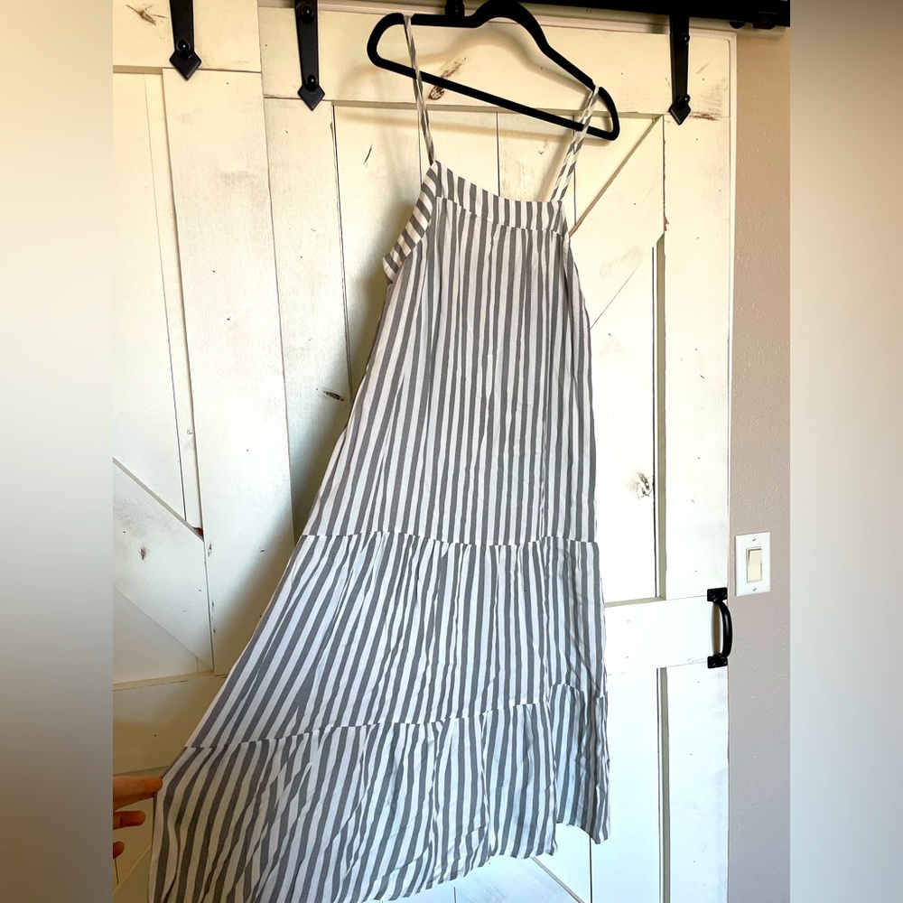 Maxi/midi dress, size medium! Bought on Amazon. Never wore it. Light and airy!